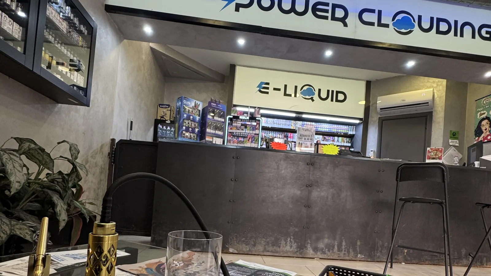 Il banco e l'angolo per la consulenza nel negozio Power Clouding